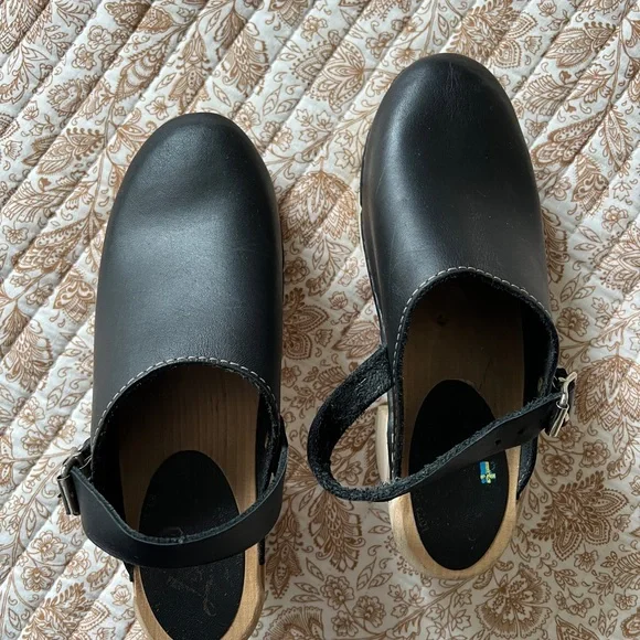 Lotta from Stockholm Black Leather Platform Clogs Tractor Sole - Picture 3 of 6